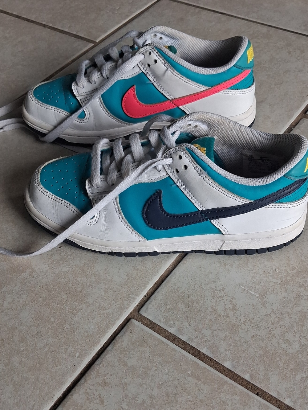 Nike Womens Sz 6.5 White/ Teal /Pink Low-Top Leather Sneakers